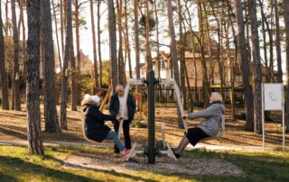 Zdjęcie dwóch osób na urządzeniu do ćwiczeń