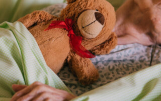 widok pacjentki chorej z misiem