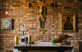 widok ołtarza małej kapliczki